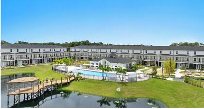 Landing | Spectacular 2BD, Pool, Clubhouse