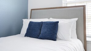Desk, iron/ironing board, WiFi, bed sheets - Landing | Chic 2BD, Clubhouse, Gym (Lakeland)