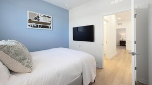 Desk, iron/ironing board, WiFi, bed sheets - Landing | Modern 2BD, Gym, Pool (Lakeland)