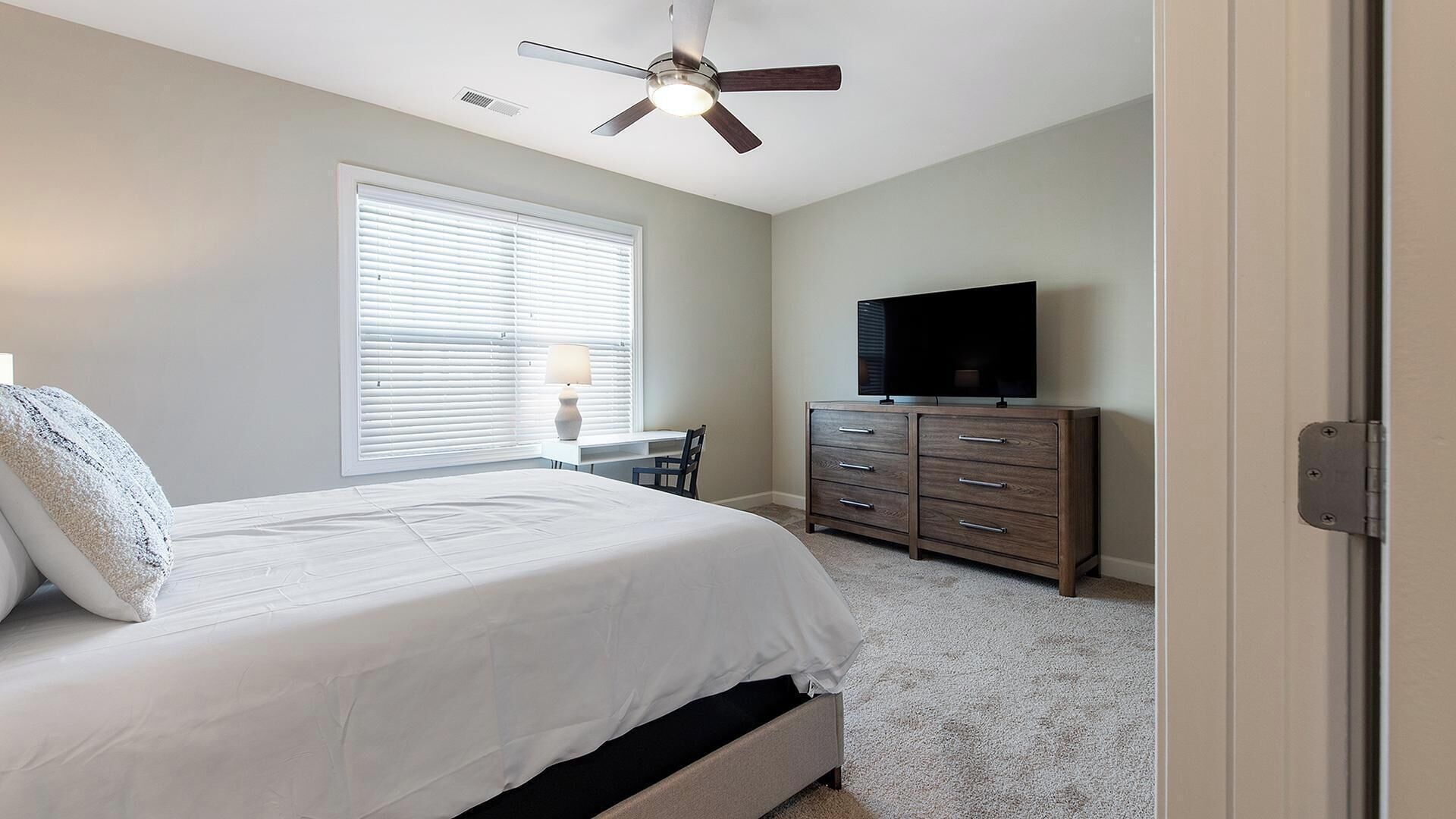 Työpöytä, silitysrauta/-lauta, Wi-Fi, vuodevaatteet