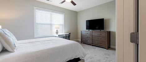 Työpöytä, silitysrauta/-lauta, Wi-Fi, vuodevaatteet