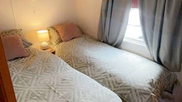 2 dormitorios, tabla de planchar con plancha, cuna de viaje