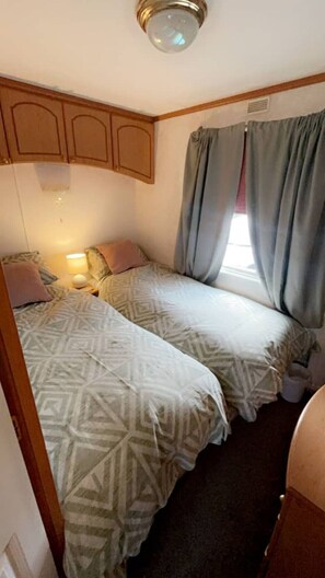 2 dormitoris, planxa i posts de planxar i un bressol de viatge 