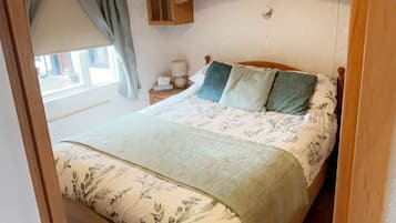 2 dormitorios, tabla de planchar con plancha, cuna de viaje