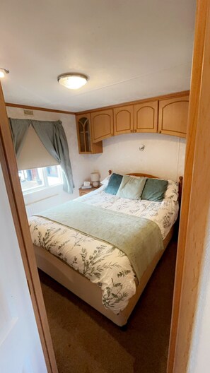 2 dormitorios, tabla de planchar con plancha, cuna de viaje