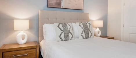 Työpöytä, silitysrauta/-lauta, Wi-Fi, vuodevaatteet