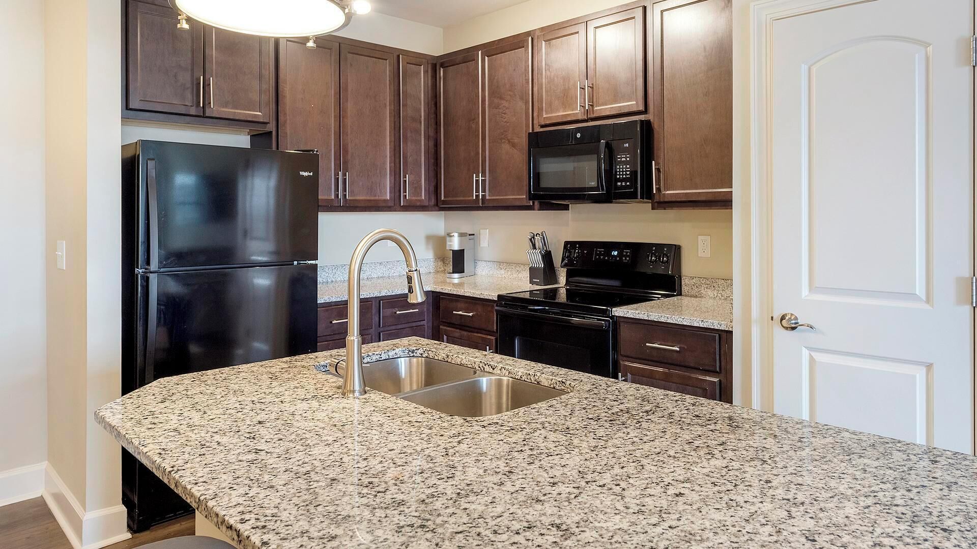 Jääkaappi, ruokailupöytä