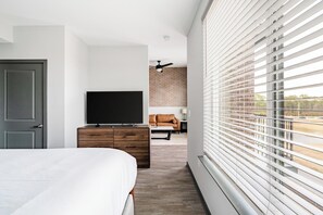 Een bureau, een strijkplank/strijkijzer, wifi, beddengoed
