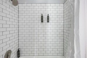 Bathroom - Landing | Spectacular 2BD, Gym, Game Room (Bellview)