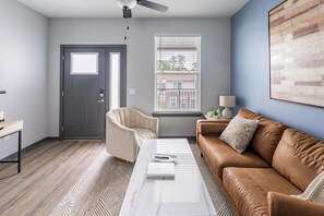 Smart TV - Landing | Modern 2BD, Gym, Game Room (Bellview)