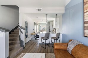 Smart TV - Landing | Stunning 2BD, Rooftop Lounge, Pool (Bellview)