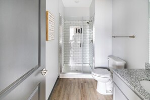 Bathroom - Landing | Amazing 3BD, Game Room, Gym (Bellview)