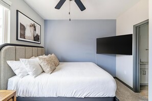 Escritorio, tabla de planchar con plancha, wifi y ropa de cama 
