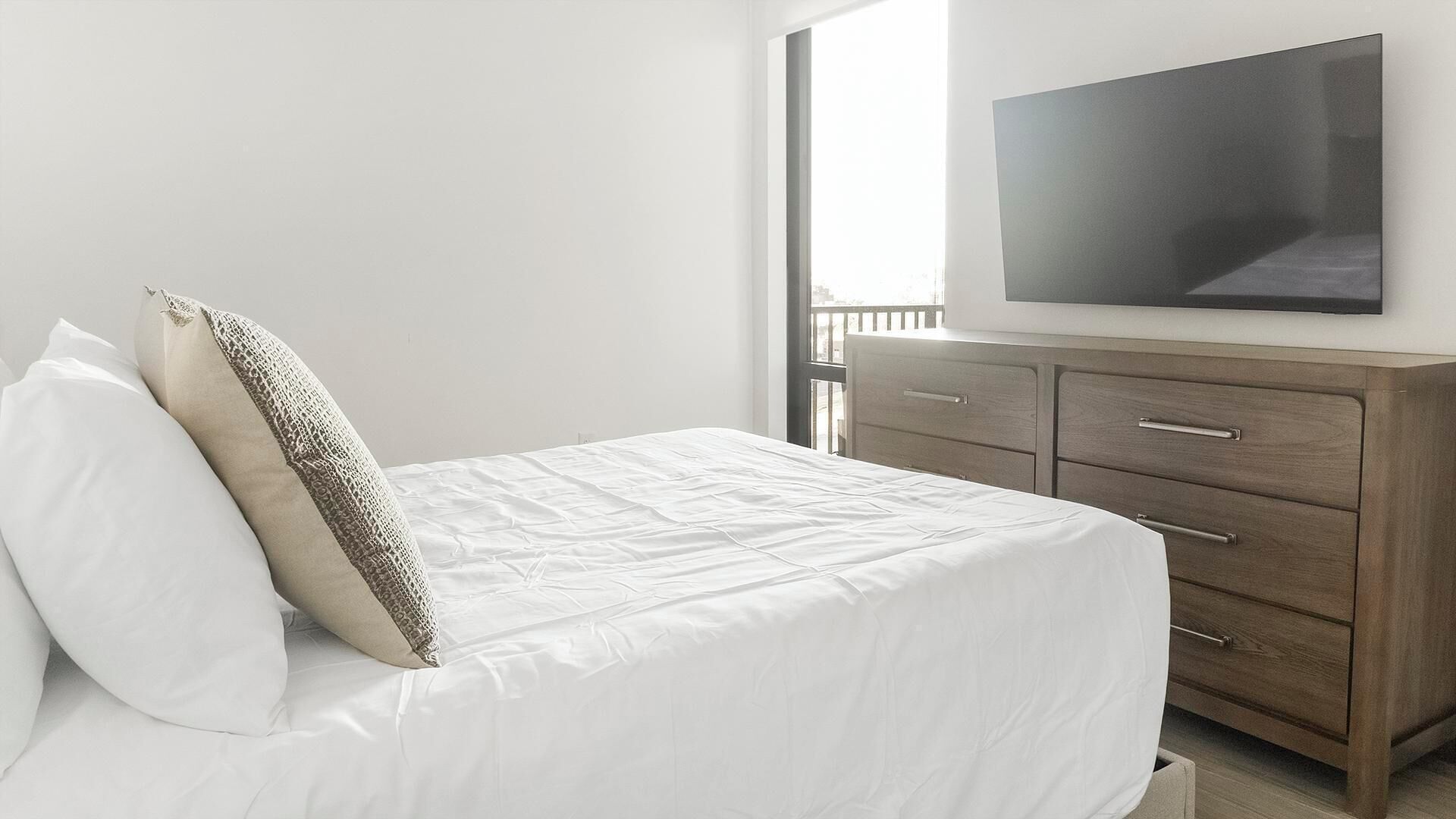 Desk, iron/ironing board, WiFi, bed sheets