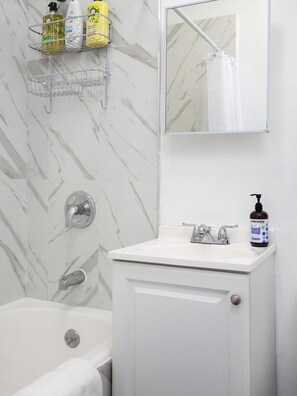 Ducha, secador de pelo, bidé y toallas