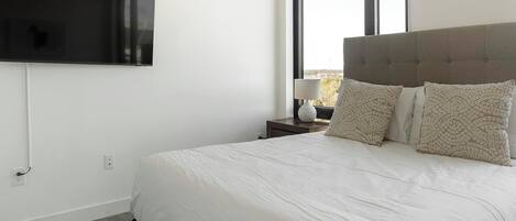 Escritorio, tabla de planchar con plancha, wifi y ropa de cama