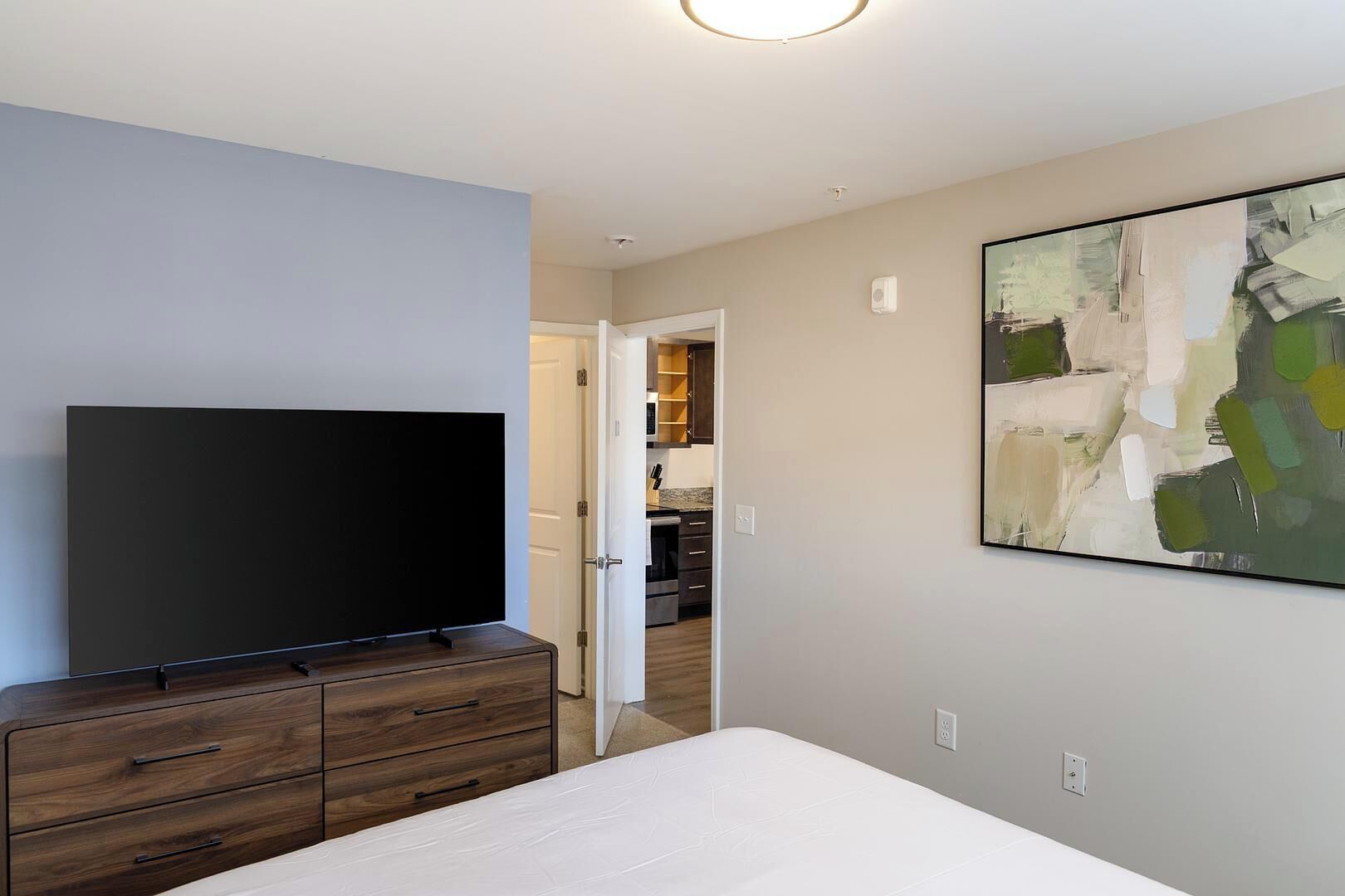 2 soverom, skrivebord, strykejern/-brett og wi-fi