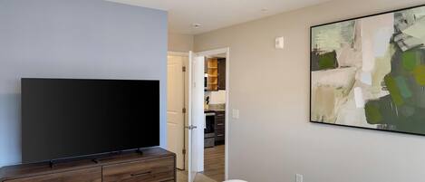 2 soverom, skrivebord, strykejern/-brett og wi-fi