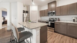 Jääkaappi, ruokailupöytä