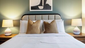 Escritorio, tabla de planchar con plancha, wifi y ropa de cama 