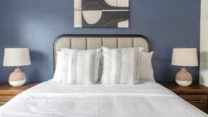 Escritorio, tabla de planchar con plancha, wifi y ropa de cama 