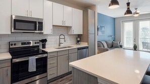 Réfrigérateur, tables à manger