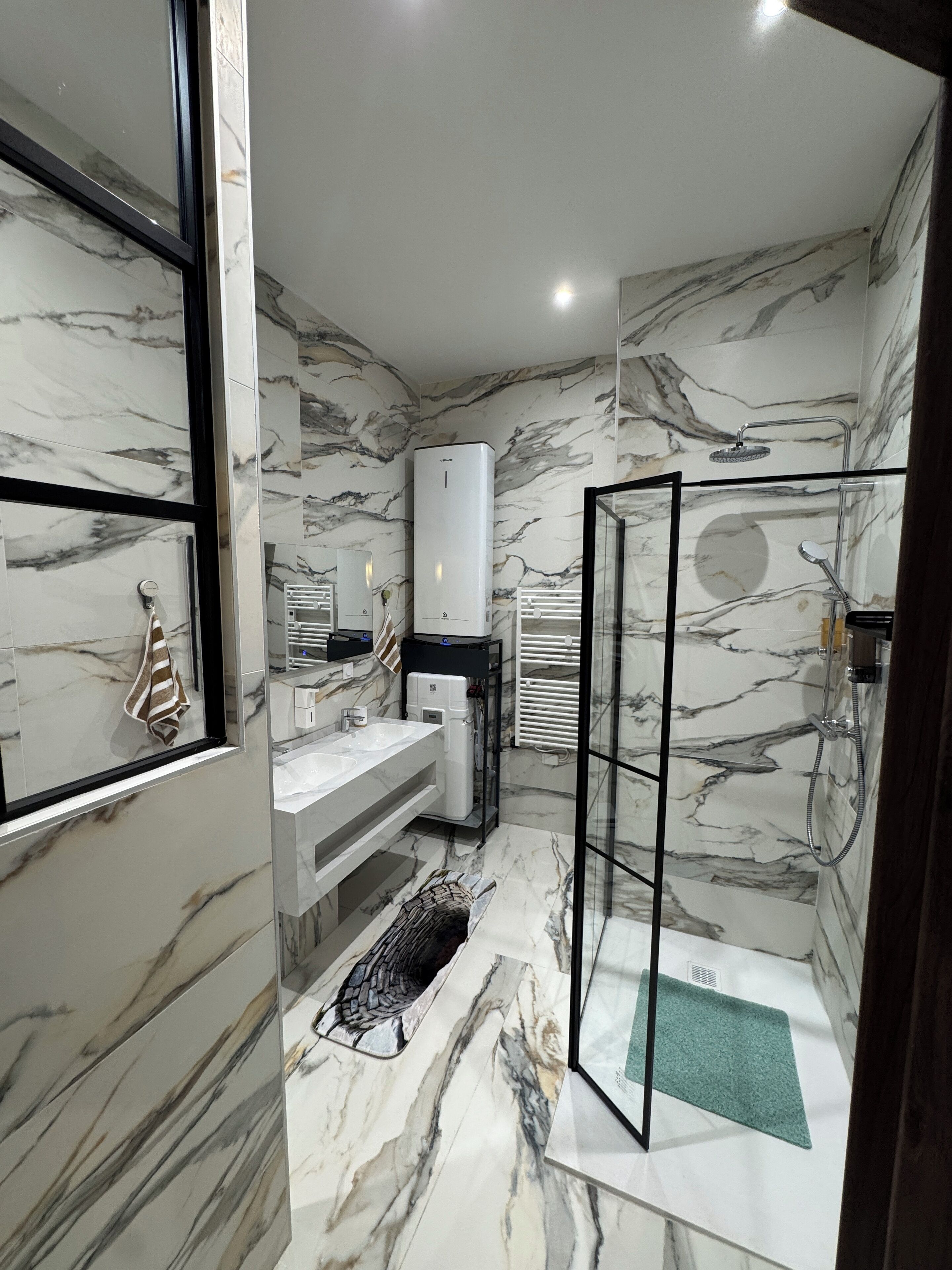 Douche, serviettes fournies, savon, papier toilette