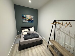 Strygejern/strygebræt, internetforbindelse, sengetøj