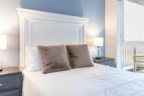 Desk, iron/ironing board, WiFi, bed sheets - Landing | Stylish Studio in Central City (Salt Lake City)