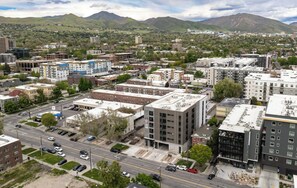 An urban area with a mix of commercial and residential buildings, a main road, and distant mountains. - Landing | Stunning Studio in Central City (Salt Lake City)