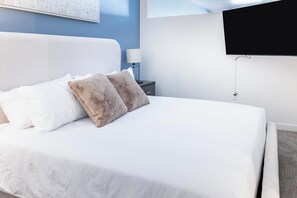 Escritorio, tabla de planchar con plancha, wifi y ropa de cama 