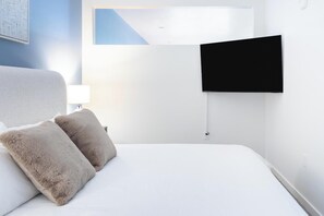 Een bureau, een strijkplank/strijkijzer, wifi, beddengoed