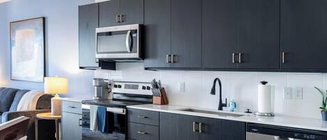 Een koelkast, een eettafel