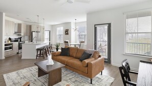 Un apartamento moderno con cocina, comedor y sala de estar.