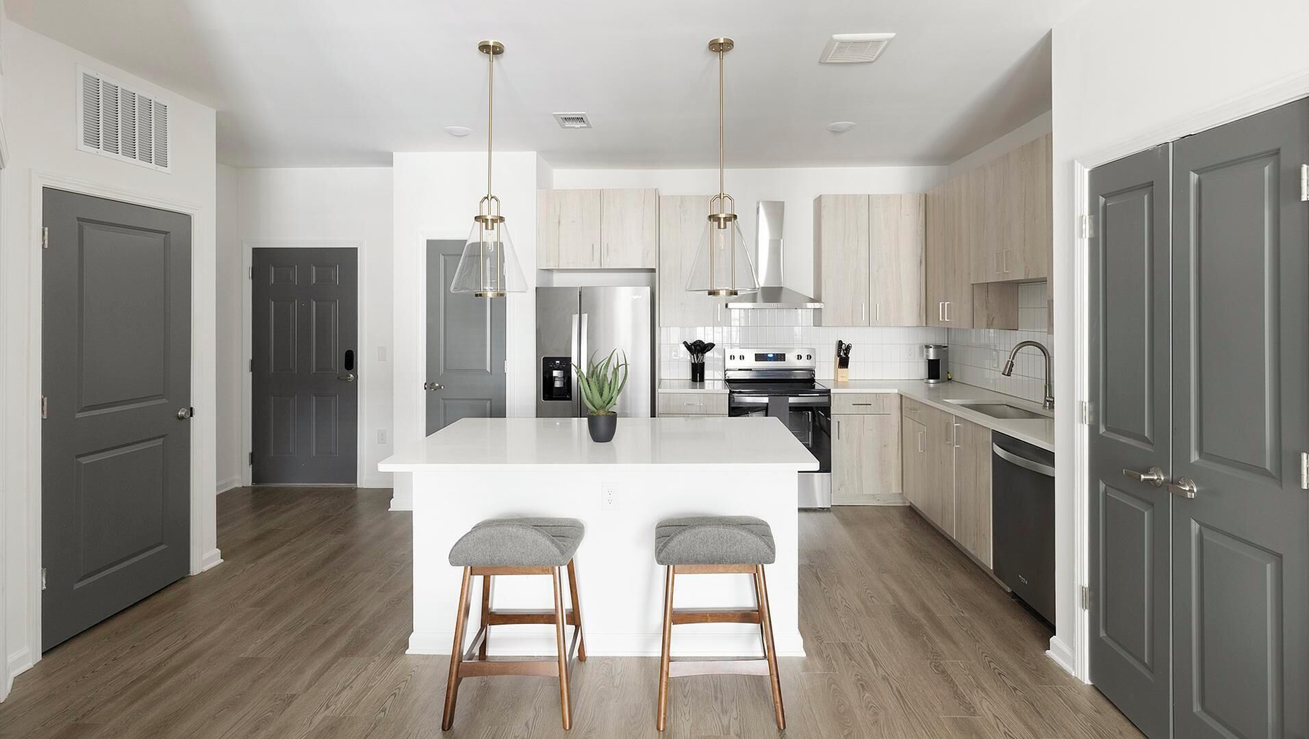 Réfrigérateur, tables à manger