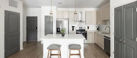 Réfrigérateur, tables à manger