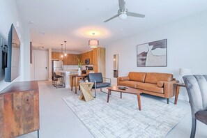 Smart TV - Landing | Modern 1BD, Pool, Gym (Palm Bay)