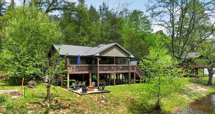 Reel Riverside Retreat: Hot tub, Fire Pit & Games