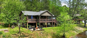 Reel Riverside Retreat: Hot tub, Fire Pit & Games