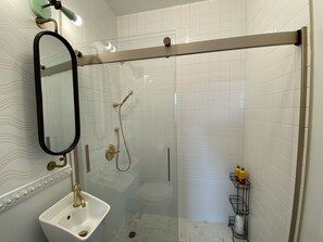 Ducha, secador de pelo, bidé y toallas