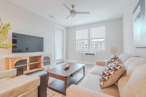 Smart TV - Landing | Spectacular 2BD, Pool, Clubhouse (Palm Bay)