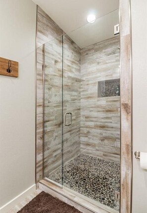 Shower, hair dryer, towels, soap - POC 4 Bedroom, 3 bath Barndominium close to Froggies and 5D (Port Lavaca)