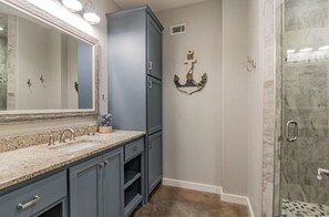 Shower, hair dryer, towels, soap - POC 4 Bedroom, 3 bath Barndominium close to Froggies and 5D (Port Lavaca)
