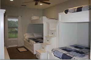 4 bedrooms, WiFi, bed sheets - POC 4 Bedroom, 3 bath Barndominium close to Froggies and 5D (Port Lavaca)