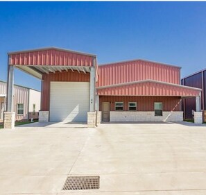 Exterior - POC 4 Bedroom, 3 bath Barndominium close to Froggies and 5D (Port Lavaca)