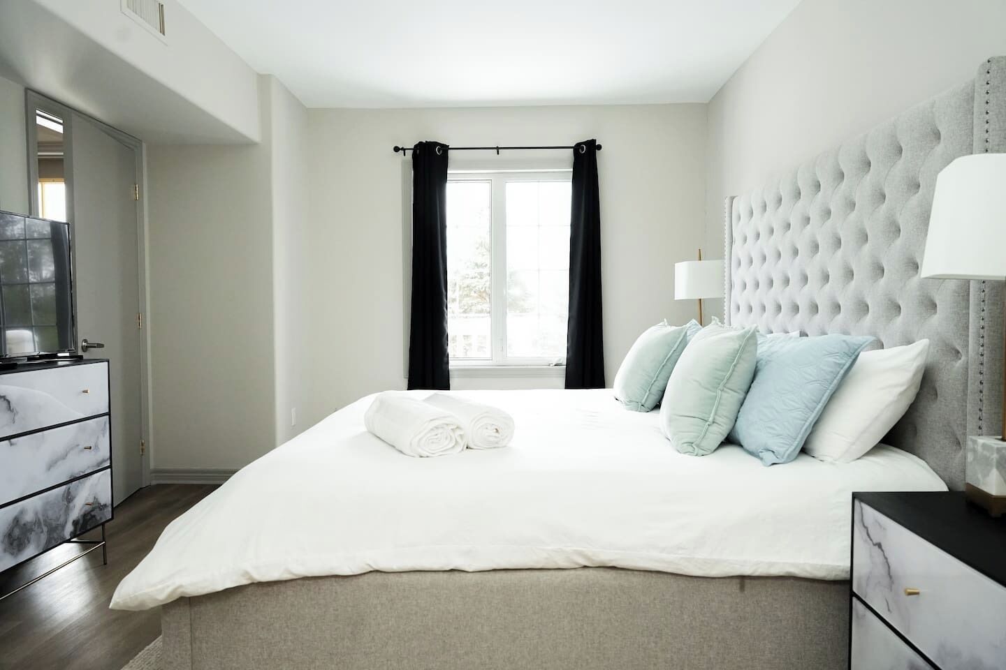 Escritorio, tabla de planchar con plancha, wifi y ropa de cama