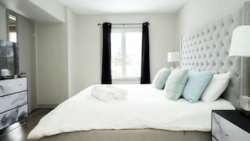 Escritorio, tabla de planchar con plancha, wifi y ropa de cama