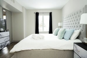 Escriptori, planxa i posts de planxar, wifi i roba de llit 