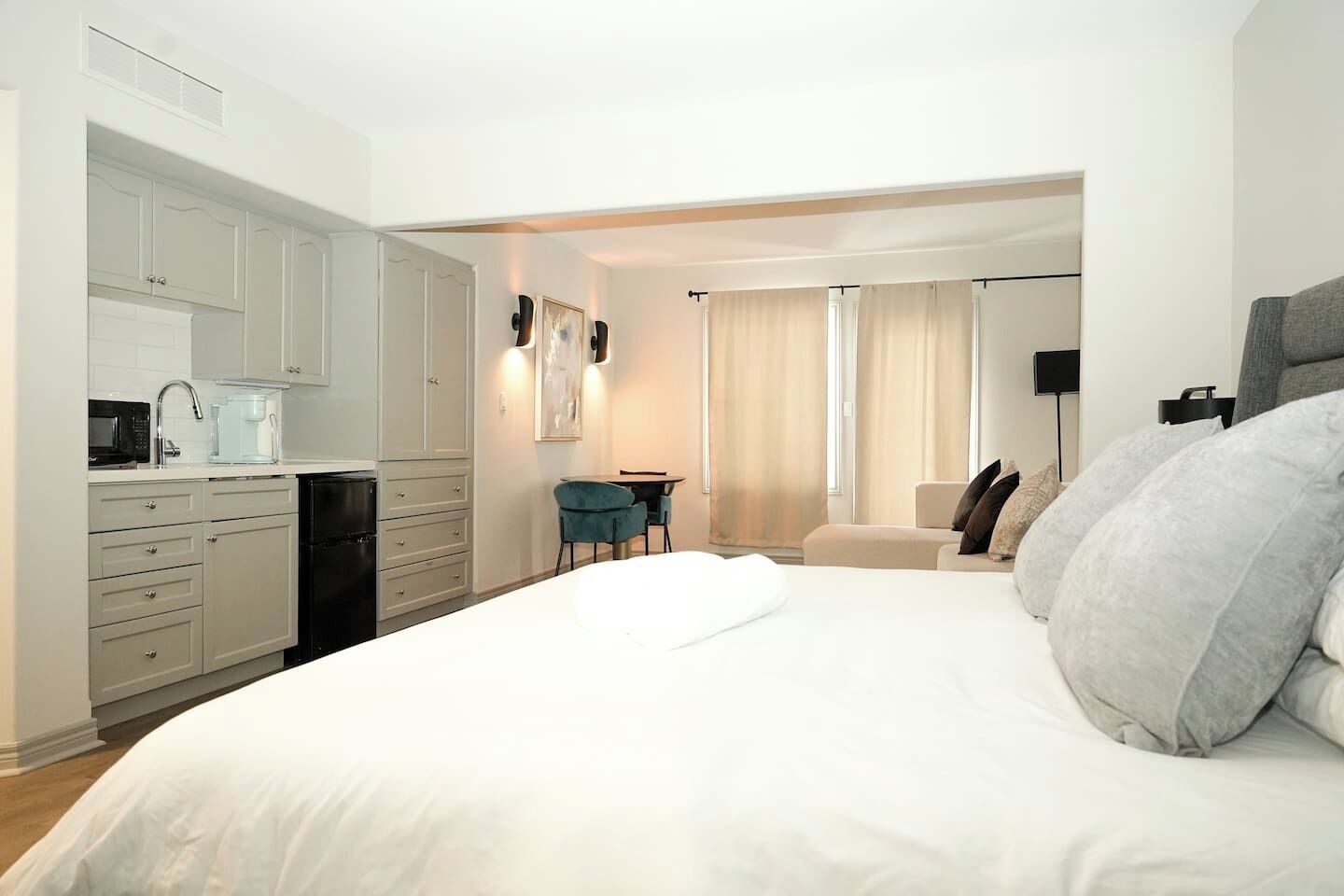 Desk, iron/ironing board, WiFi, bed sheets