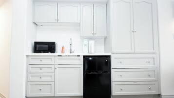 Microwave, coffee/tea maker, cookware/dishes/utensils, dining tables